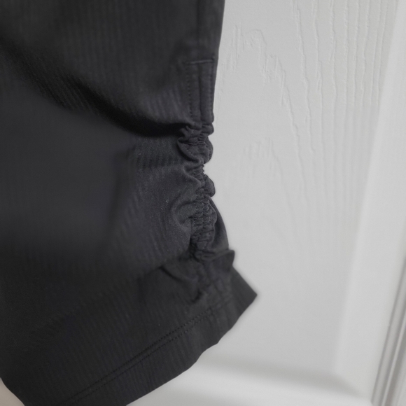 Lululemon Beyond The Studio Black Crop Pants. - Picture 10 of 11